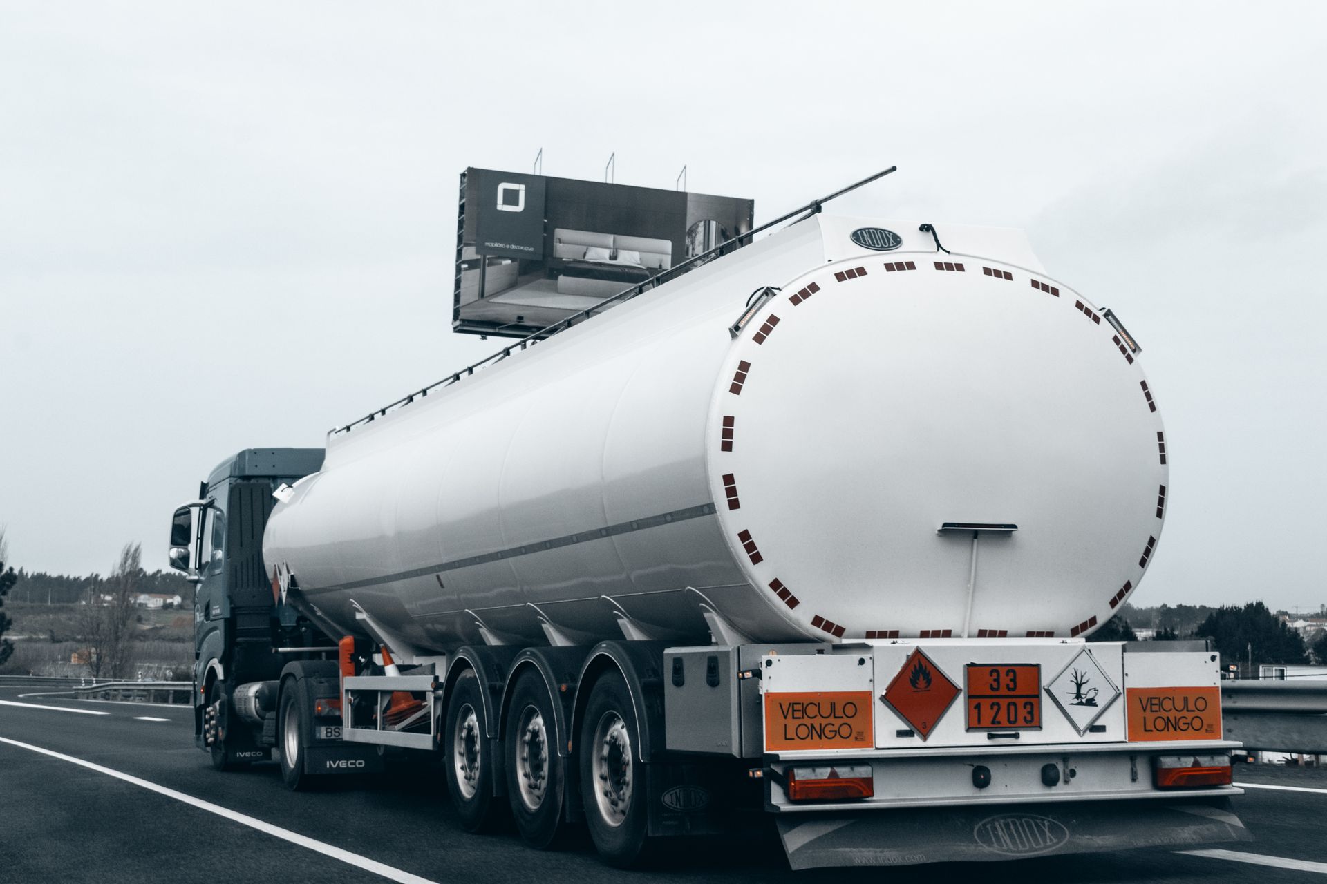 Caminhão-tanque transportando combustível em rodovia