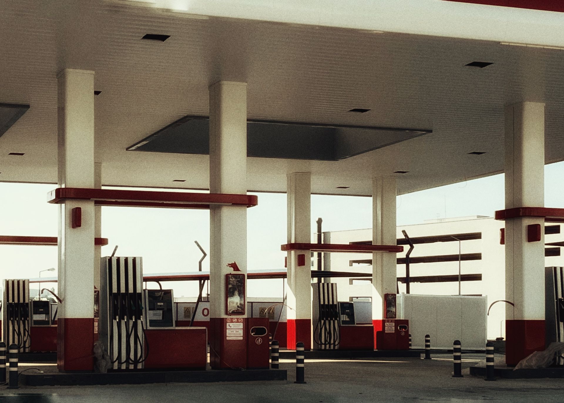 Pista de posto de combustível com bombas